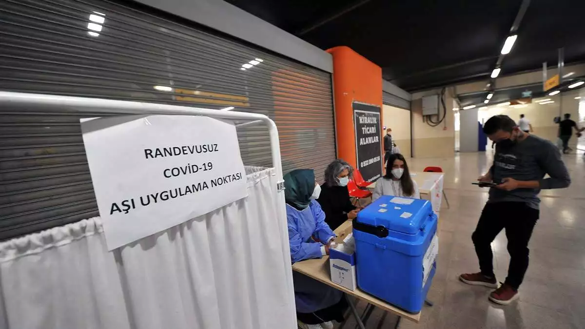 Bursa'da metro istasyonunda aşı seferberliği