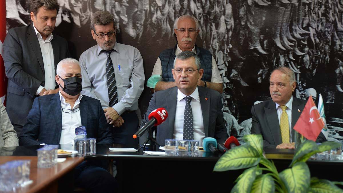 CHP'li Özel: Sözümüze değer veren herkes aşısını olmalı