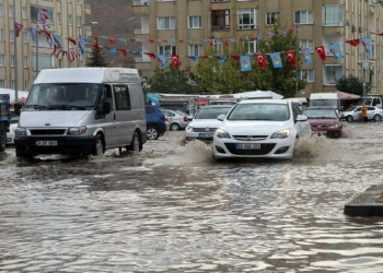 Çankırı'da sağanakta yollar göle döndü