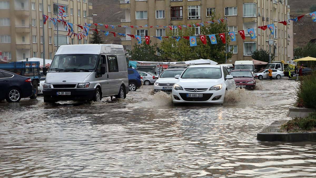 Çankırı'da sağanakta yollar göle döndü
