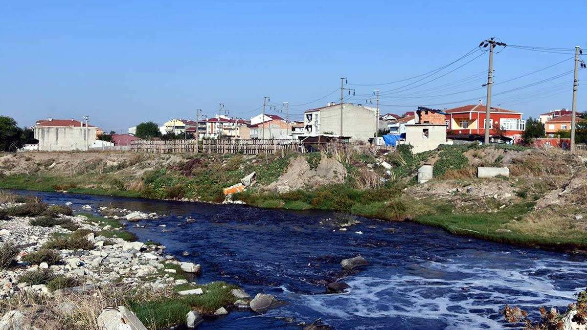 Çorlu deresi siyah akmaya devam ediyor