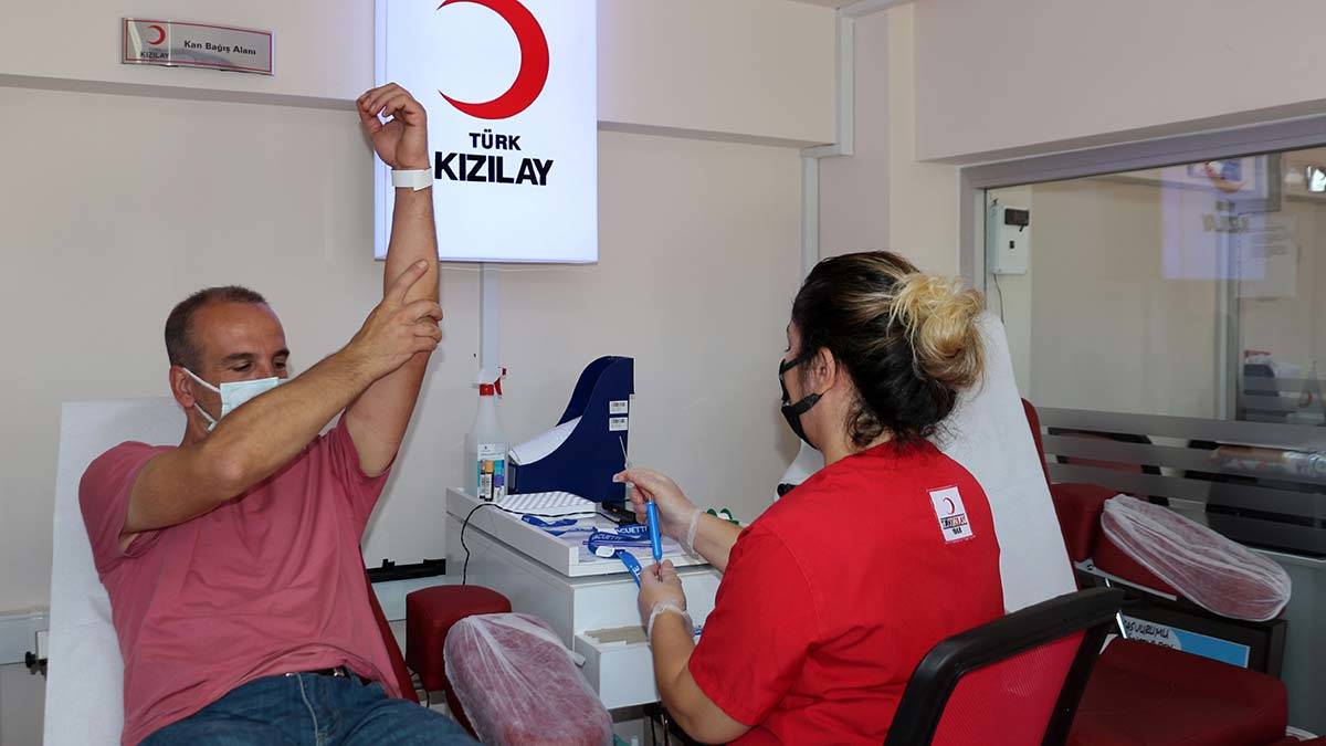 Covid-19 aşısı olanlar 8 gün sonra kan bağışı yapabilir