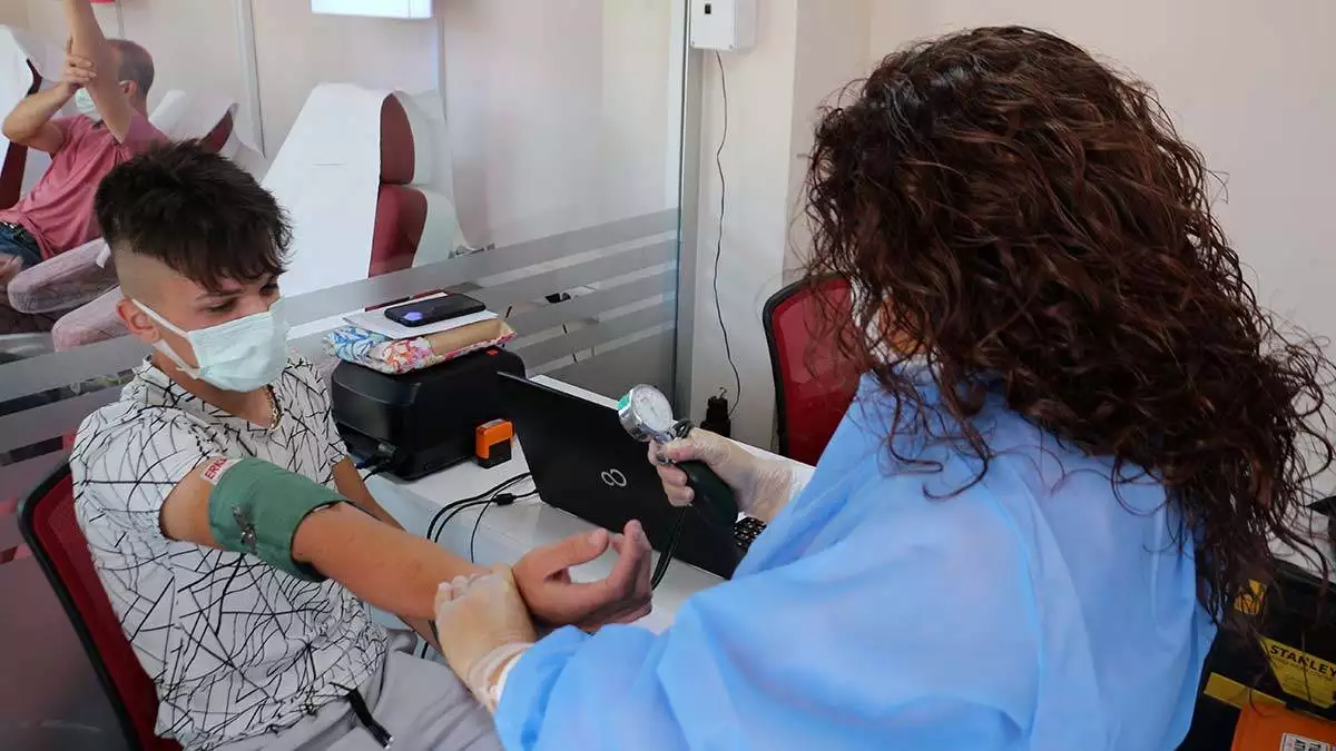 Covid-19 aşısı olanlar 8 gün sonra kan bağışı yapabilir