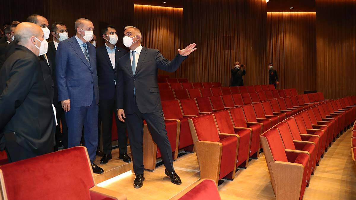 Cumhurbaşkanı AKM inşaatını ziyaret etti