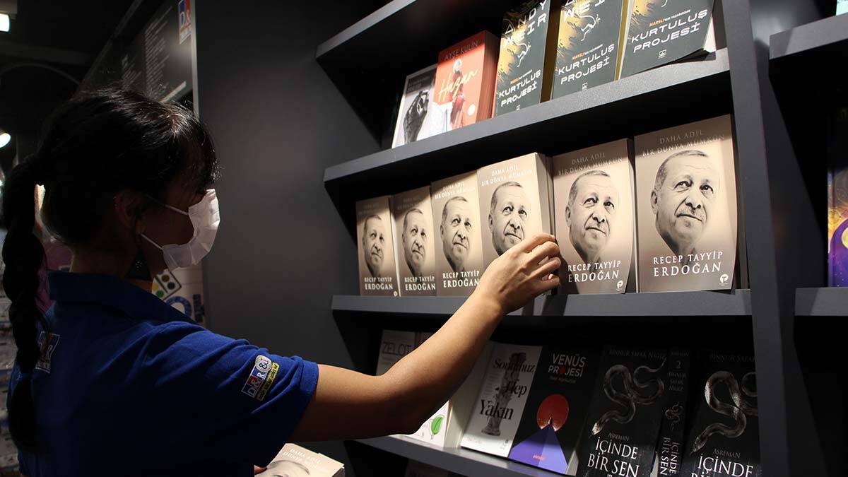 Cumhurbaşkanı'nın kitabı raflarda yerini aldı