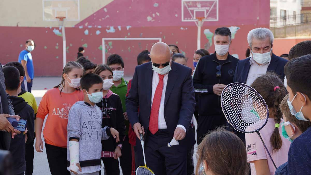 Keçiören Belediye Başkanı Turgut Altınok, eğitime ve spora destek projesi kapsamında ilçedeki okullarda bulunan eskimiş ve paslanmış basketbol potalarını cam potalarla değiştirdiklerini belirtti.