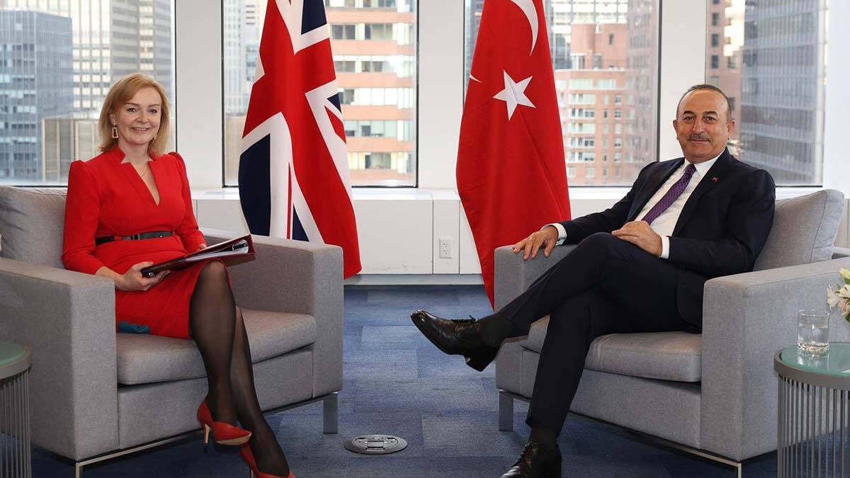 Dışişleri Bakanı, İngiliz mevkidaşı ile görüştü