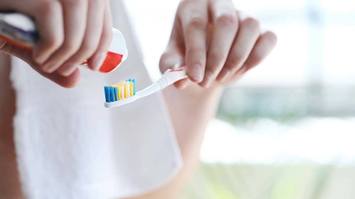 Dişleri sert fırçalamak fırça çürüğüne olur