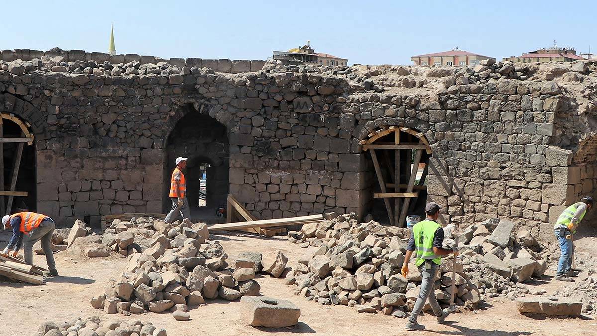 Diyarbakır Surlarında mancınık ayakları bulundu