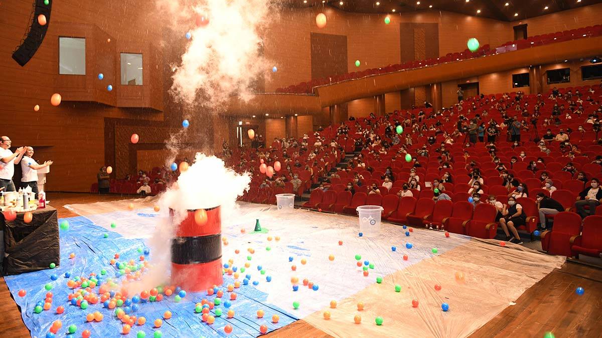 Eskişehir Büyükşehir Belediyesi Bilim Deney Merkezi ve Sabancı Uzay Evi Mersin'de düzenlenen uluslararası bilim festivalinde 7 gösteri gerçekleştirdi.