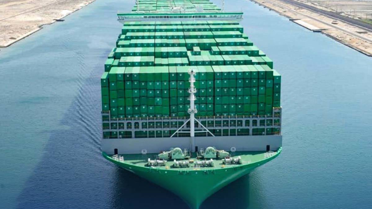 En büyük konteynır gemisi Süveyş’i sorunsuz geçti