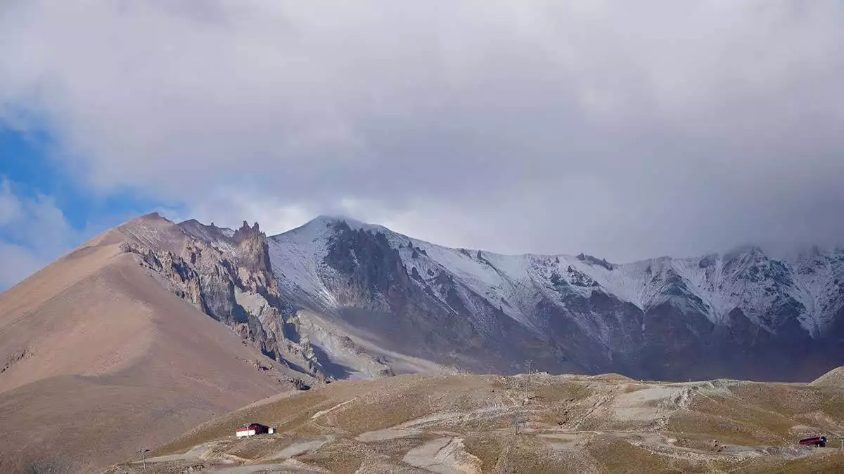 Erciyes dağı'nın zirvesi kar ile buluştu