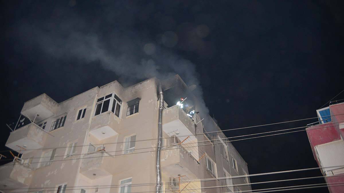 Evdeki yangından bekçiler kurtardı