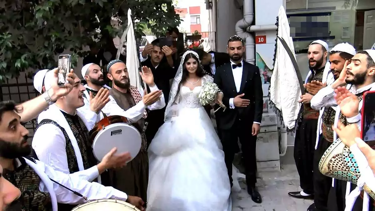 Filistinli çiftin düğününde kılıçlı gelin uğurlama
