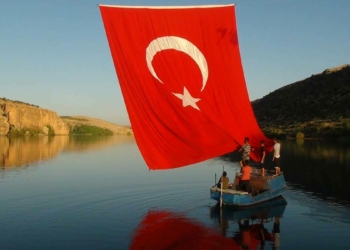 Fırat ve Göksu'nun birleştiği kanyona Türk bayrağı
