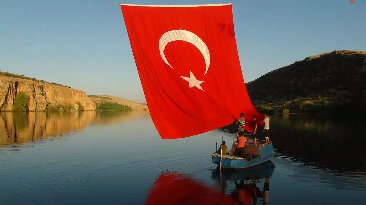 Fırat ve göksu'nun birleştiği kanyona türk bayrağı