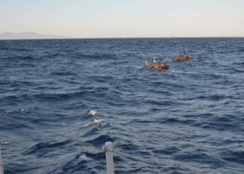Foça açıklarında 74 kaçak göçmen kurtarıldı