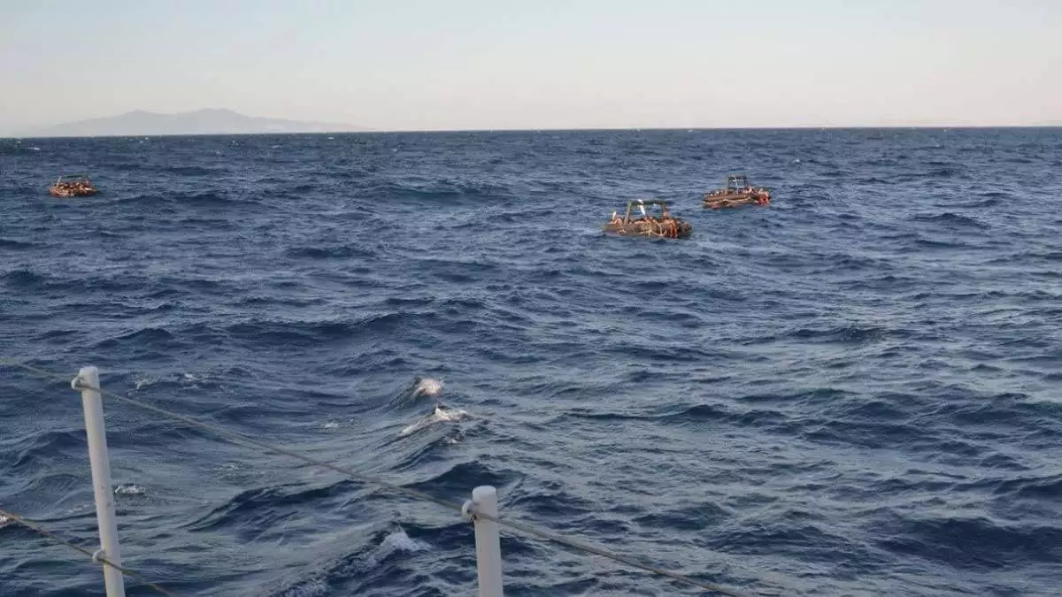Foça açıklarında 74 kaçak göçmen kurtarıldı