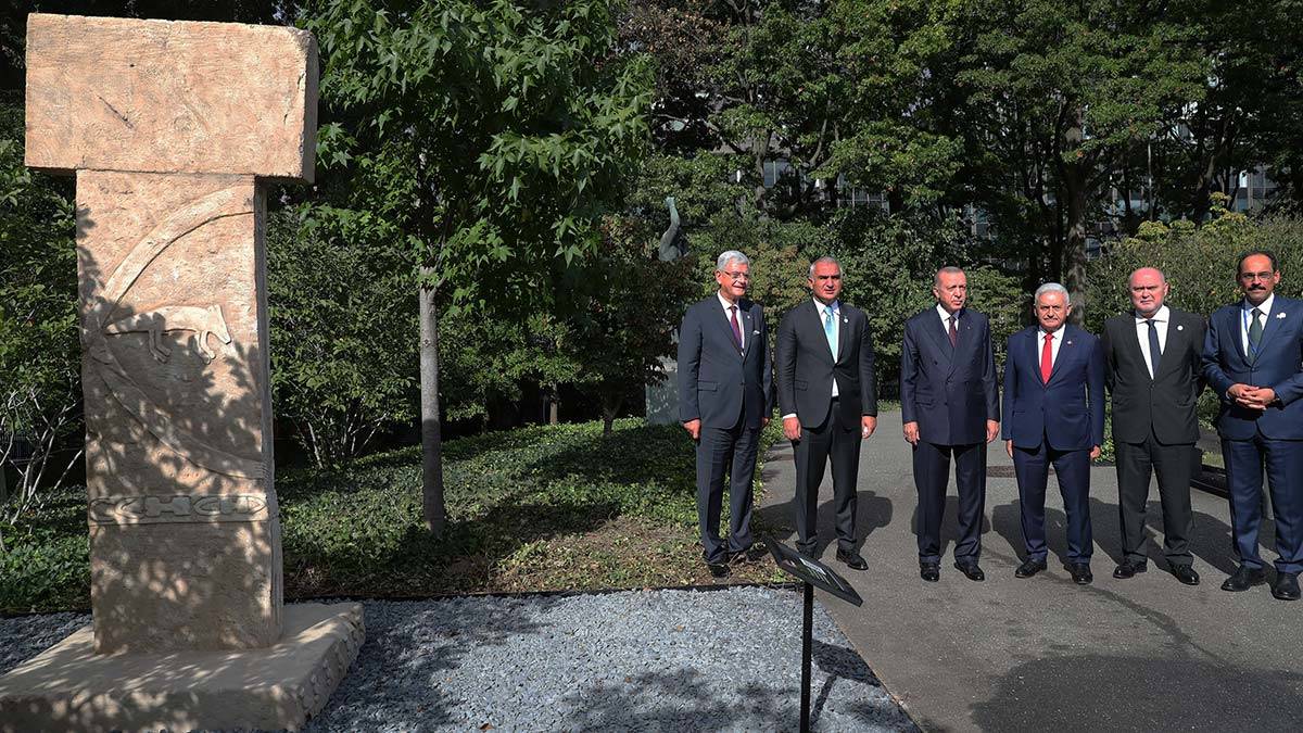 Göbeklitepe'deki dikilitaşın replikasına ziyaret