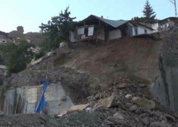 Gümüşhane'de heyelanda tek katlı ev kısmen çöktü