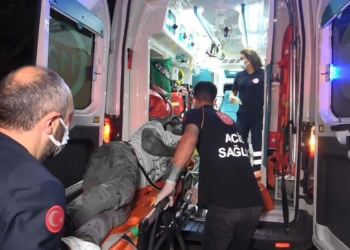Hafif ticari araç park halindeki otobüse çarptı