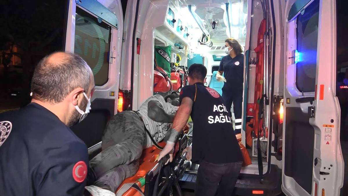 Hafif ticari araç park halindeki otobüse çarptı