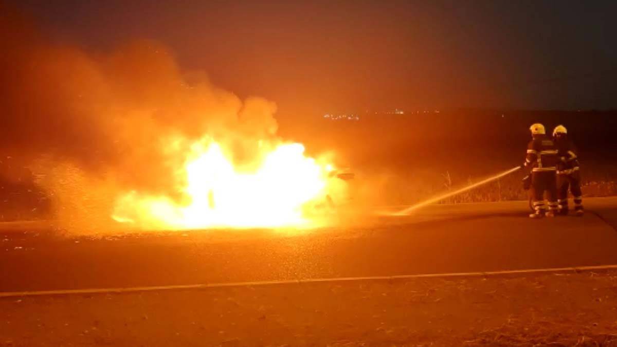 Hareket halinde otomobil alev aldı