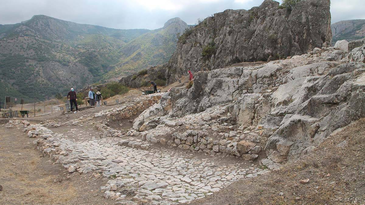 Harşena Kalesi'nde 600 yılık külliye keşfi