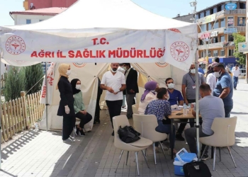 İl Sağlık Müdürü aşı olmayanları ikna etti