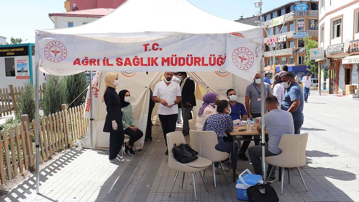 İl Sağlık Müdürü aşı olmayanları ikna etti