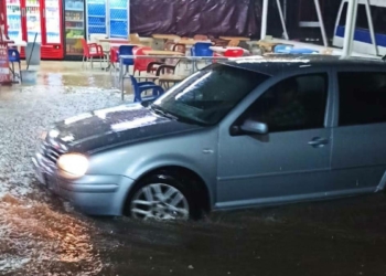 İskenderun'da yağış elektrik kesintisine neden oldu