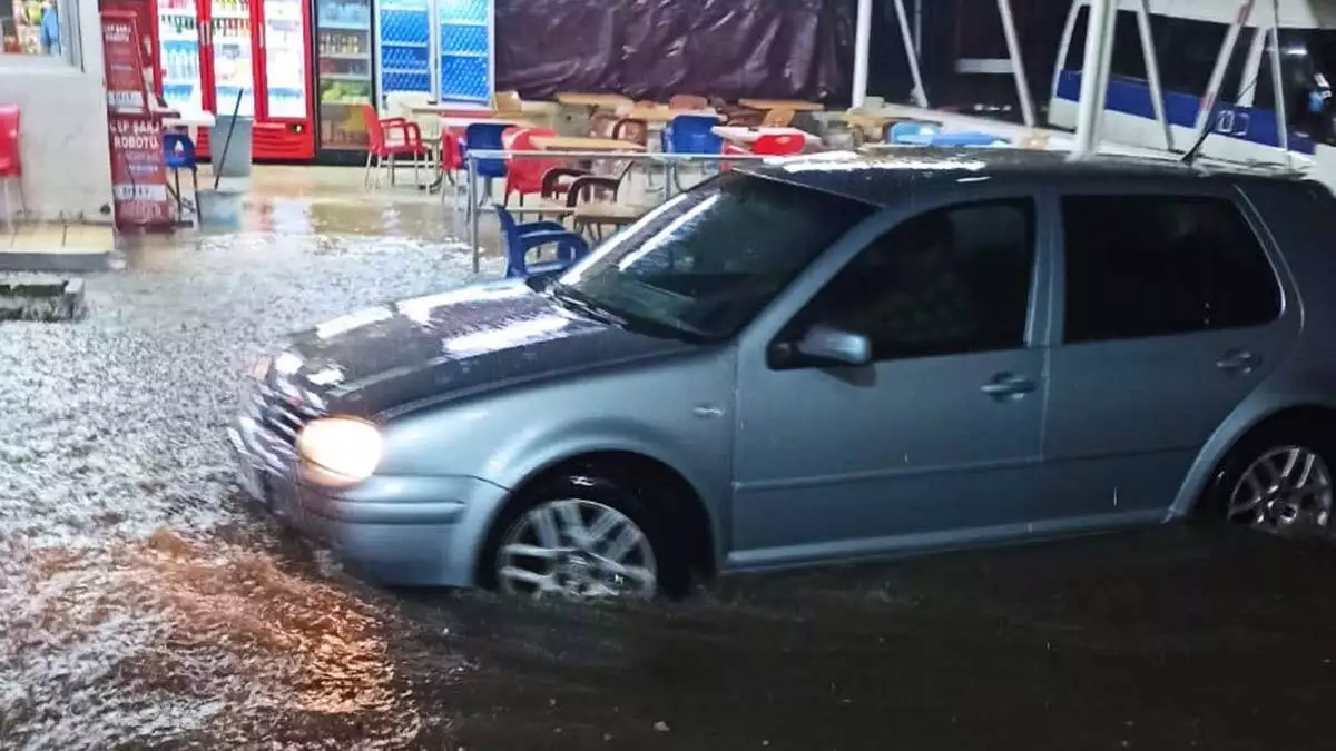 İskenderun'da yağış elektrik kesintisine neden oldu
