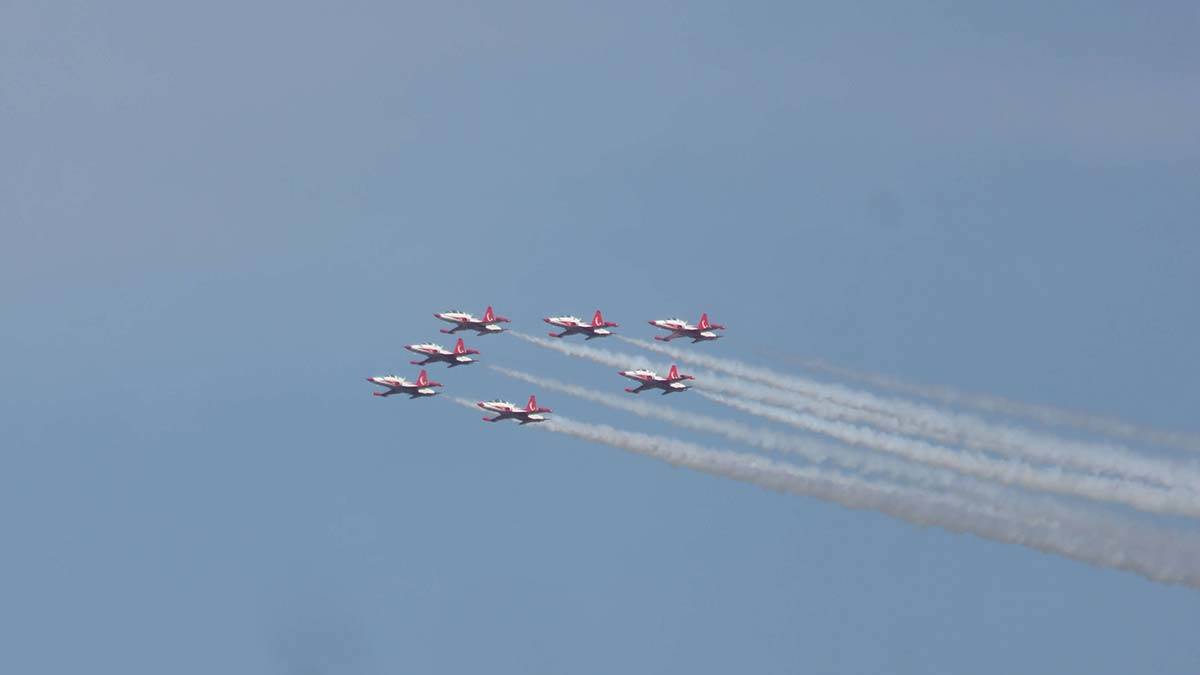 İstanbul Boğazı'nda Türk Yıldızları'ndan selamlama uçuşu