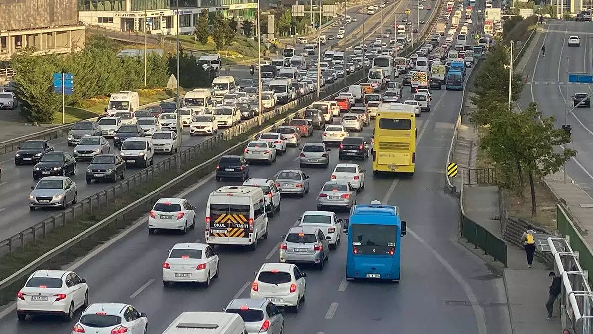 Istanbulda haftanin ilk gununde trafik yogunlugu 2 - yerel haberler - haberton