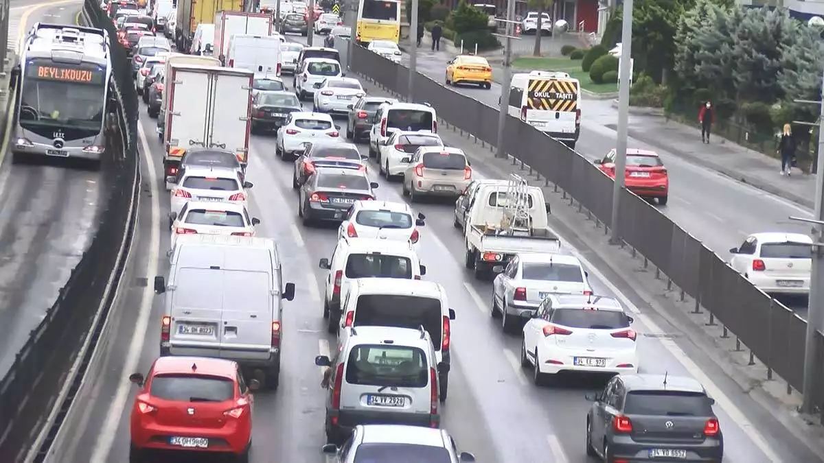İstanbul'da yağışlı hava trafik yoğunluğuna neden oldu