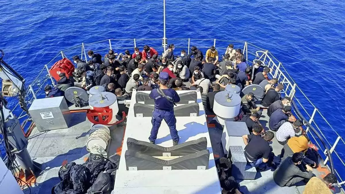 İzmir açıklarında 105 kaçak göçmen kurtarıldı