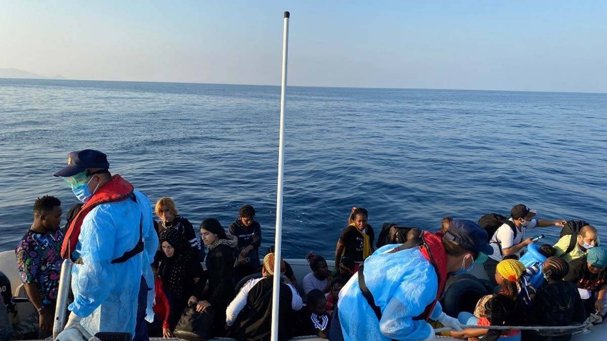 İzmir açıklarında 172 kaçak göçmen kurtarıldı