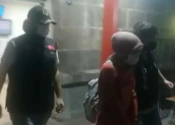 İzmir'de FETÖ operasyonunda 17 gözaltı