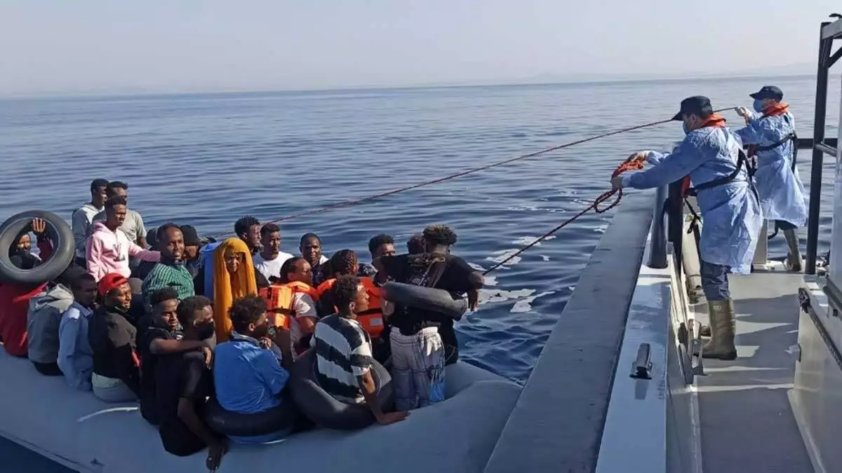 İzmir'de geri itilen 166 kaçak göçmen kurtarıldı