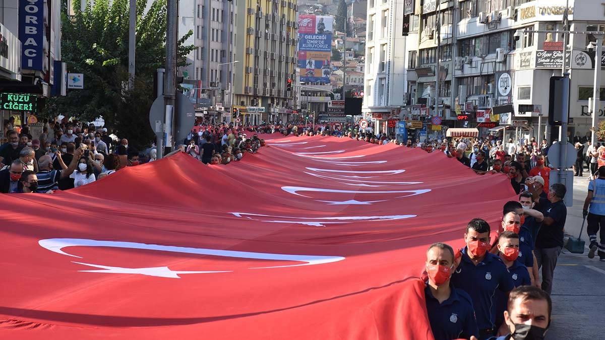 İzmir'in işgalden kurtuluşu coşkuyla kutlandı