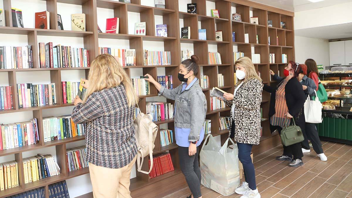 Kitap Kafe'ye muhtarlardan bağış