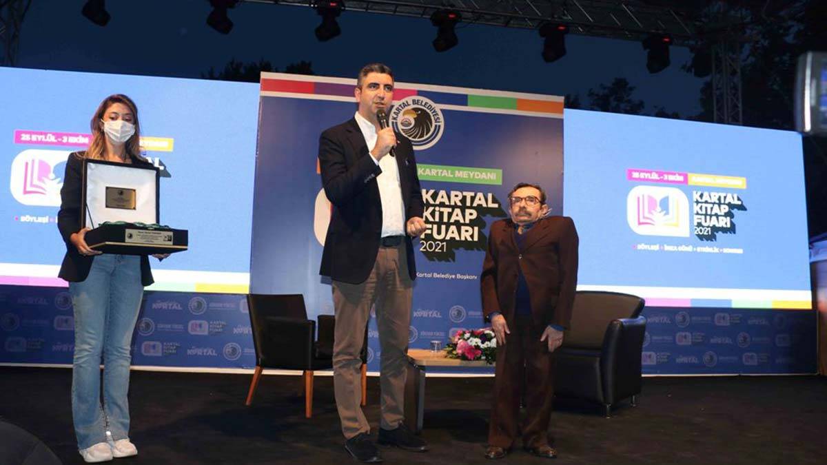 Kartal Kitap Fuarı 4. gününde de önemli isimleri ağırladı. Fuarda günün ilk konuşmacısı yazar Şafak Güçlü oldu.