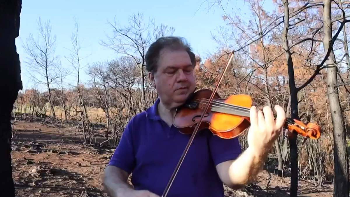 Keman virtüözü Cihat Aşkın yanan ormanda keman çaldı