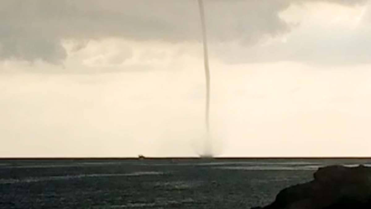Kemer'de denizde iki hortum oluştu