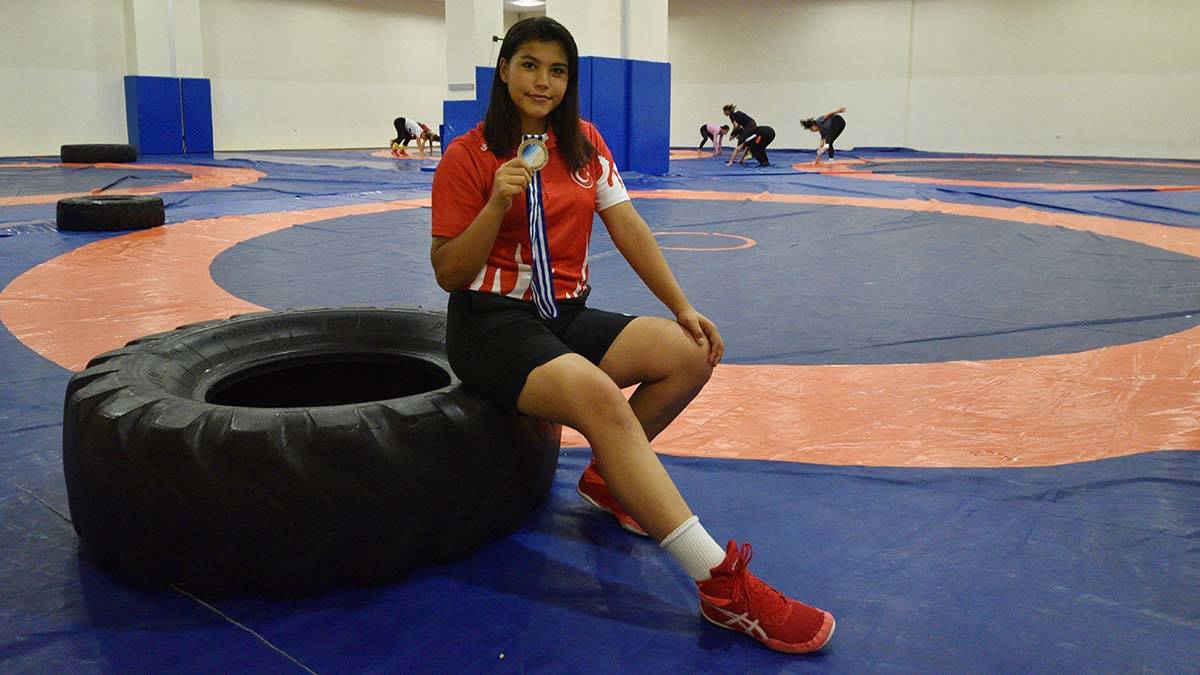 'Kızdan güreşçi olmaz' diyenleri utandıran şampiyon