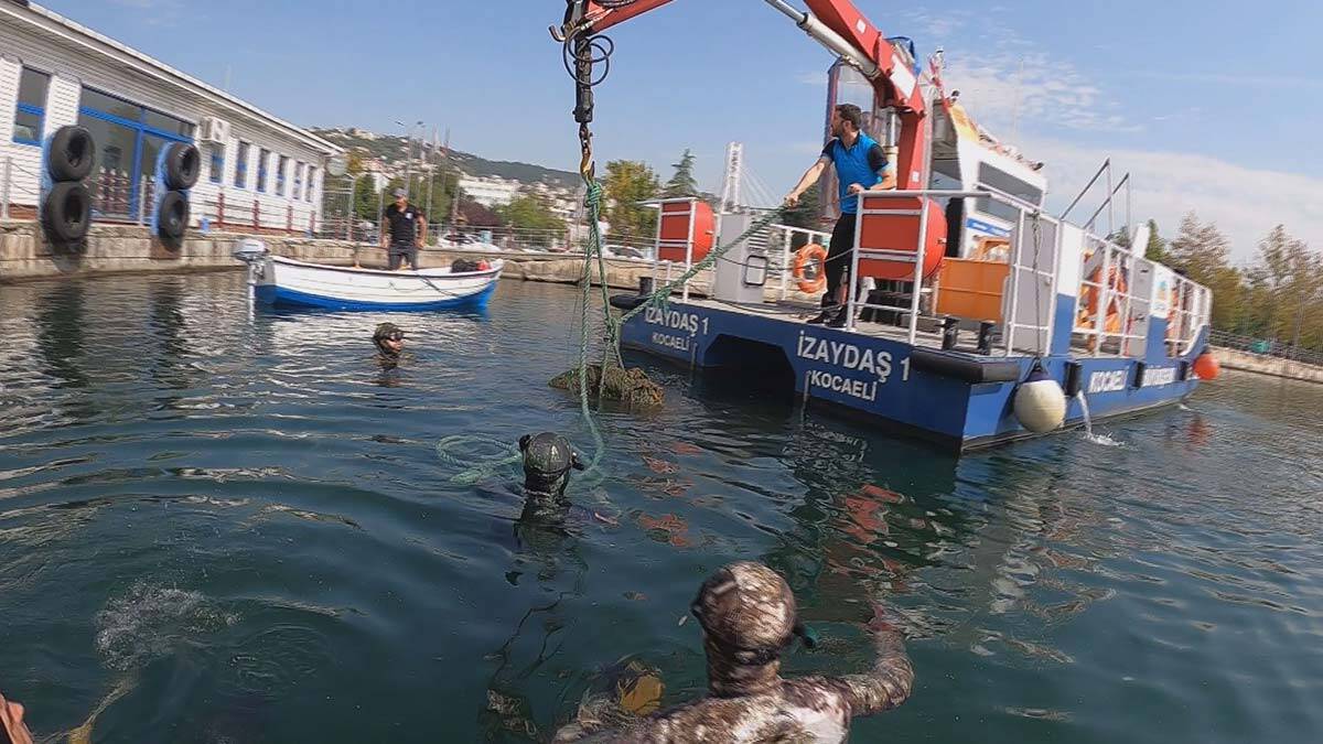 Kocaeli'de denizde ve sahillerde 1 ton atık toplandı