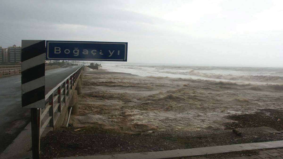 Konyaaltı sahilindeki erozyon 5 metreyi buldu