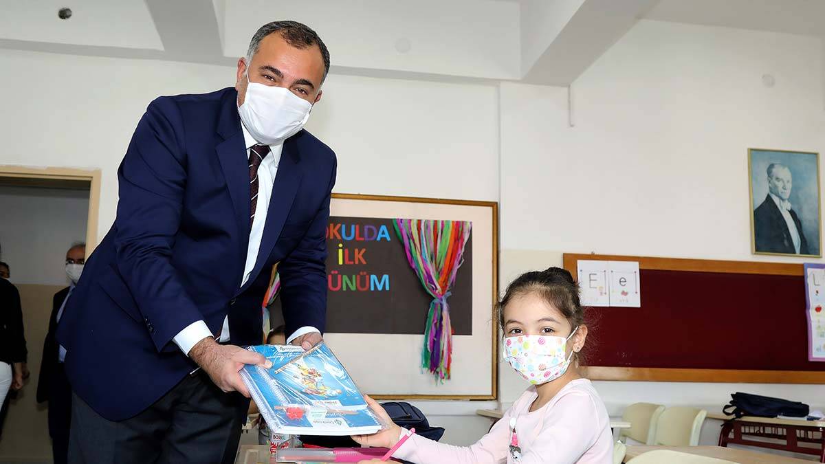 Alper Taşdelen, öğrencilere başarılar diledi