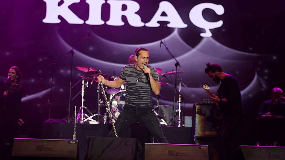 Kuruçeşme'de rock yıldızı Kıraç sahne aldı