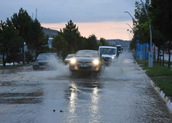 Kütahya'da sağanak günlük yaşamı olumsuz etkiledi